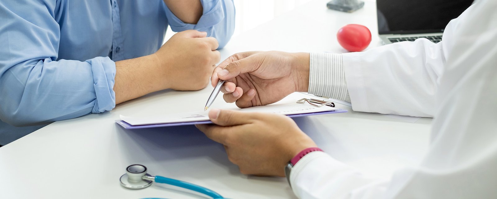 Doctor and patient discuss and discuss treatment of patient.